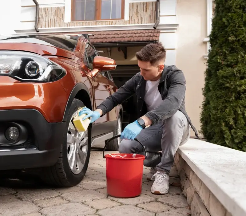 Lavage auto à domicile Les Gonds : professionnel intervenant sur un véhicule